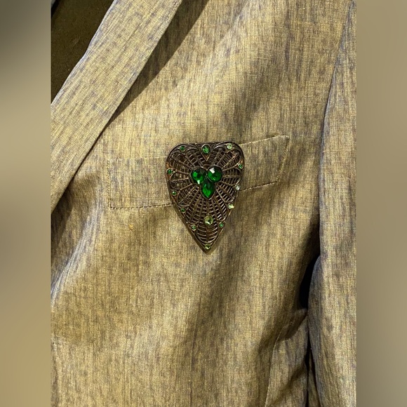 Vintage brass and green stones triangle brooch - Picture 8 of 12